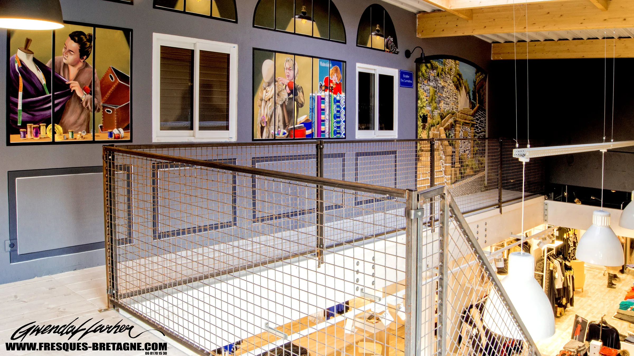 Vue d'ensemble d'un atelier de couture en trompe-l'œil sur la mezzanine d'un commerce à Morlaix